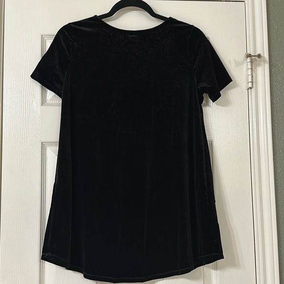 NWT Agnes & Dora Black Velvet Everyday Tee, Size M - Picture 2 of 4